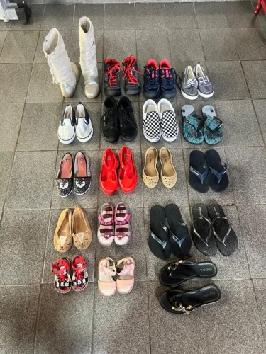 Lote com 19 calçados diversos