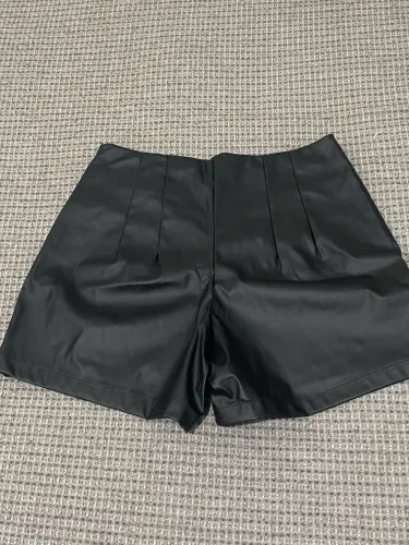 Short de Couro Sintético Preto - Tam. Único até o 44