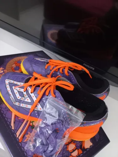 Vendo chuteira Umbro edição especial