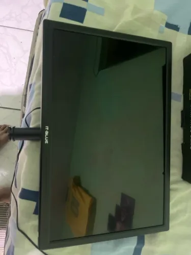 Monitor 19 polegadas com pequeno detalhe na tela