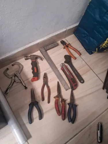 Caixa de ferramentas completo usado (chaves, alicates, e martelo)