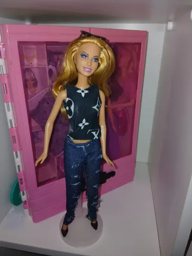 Barbie Fashionistas Summer Clutch wave 2012 num corpo belly button