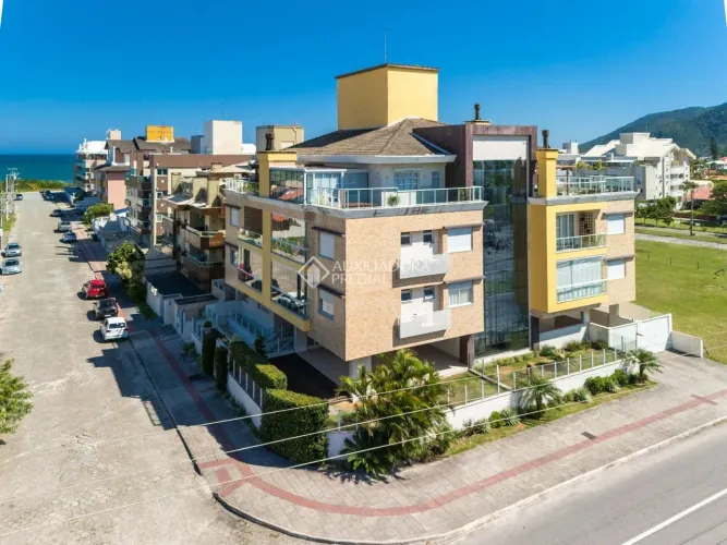 Apartamento com 3 dormitórios (1 Suíte), 2 vagas de garagem no Sul da Ilha na Praia dos Aç