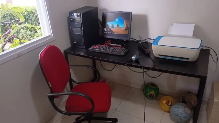 Kit completo! Computador com monitor, mesa, cadeira e impressora.