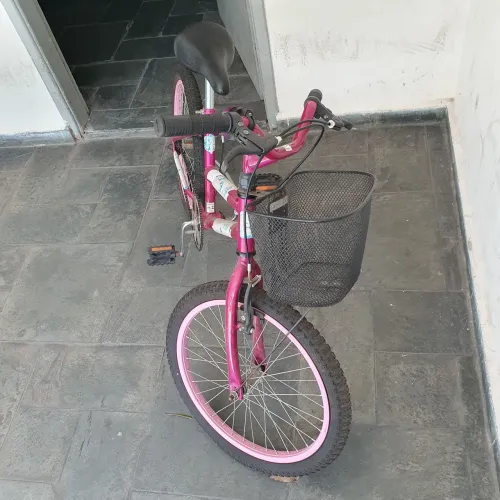Vendo essas 2 bicicletas , sendo uma aro 20 e a outra aro 16. Quero 300$ nas duas.