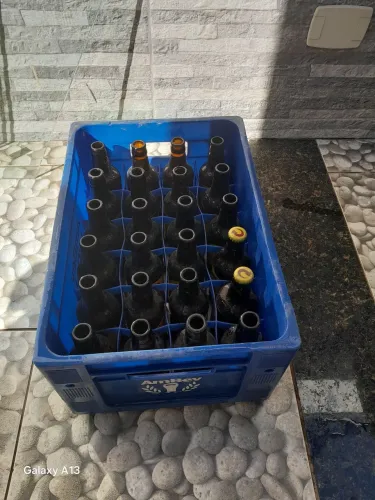 Engradado de cerveja com 24 vasilhames Ambev