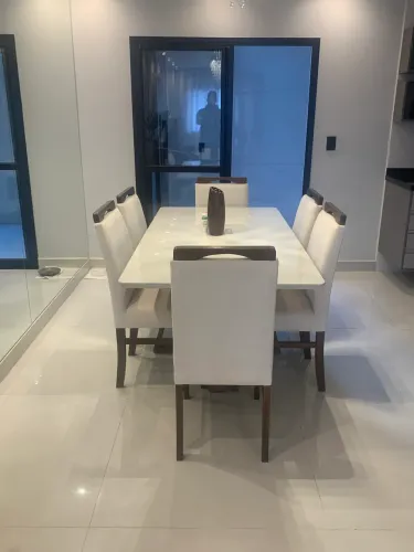 Vendo mesa com 8 cadeiras