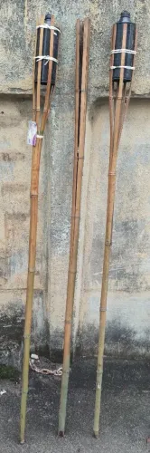 As tochas de jardim feitas de bambu natural, 150 cm de altura