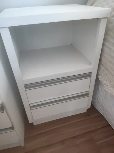 Conjunto de 2 mesas de cabeceira na cor branca em MDF. Ótimo estado.