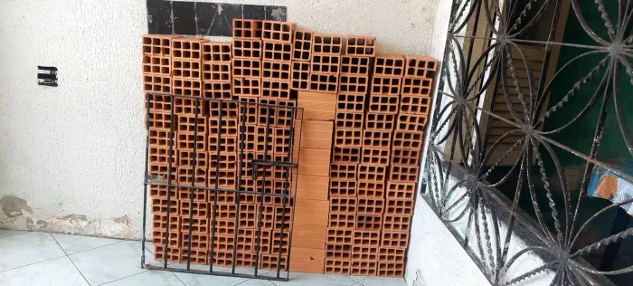 Tijolos + grade de ferro