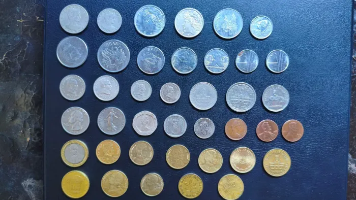 Vende-se ótimo lote de moedas colecionáveis - Brasil e 12 outros países (40 moedas total)