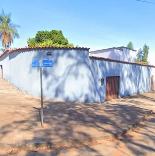 Vendo ou troco casa por apartamento de menor valor.