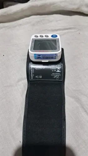 aparelho de pressão digital automático de pulso da marca G-Tech