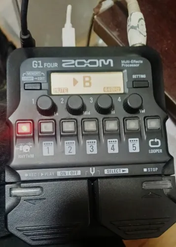 Pedaleira zoom g1 four zerada, na caixa!Me desfazendo para comprar uma pocket master