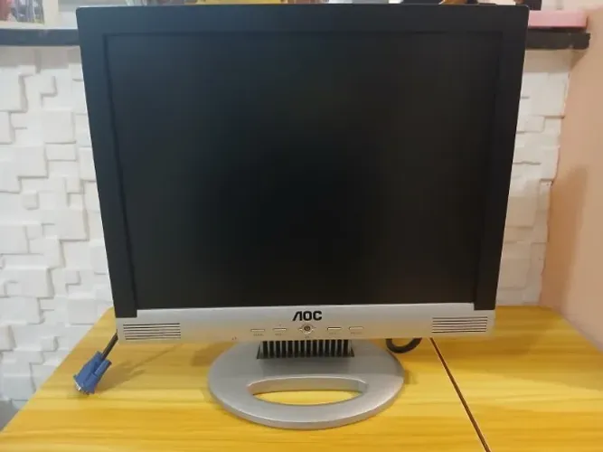 Monitor AOC 15pol com áudio.