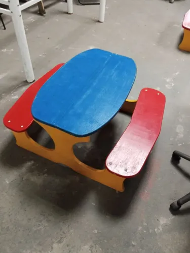 Mesa infantil com bancos integrado