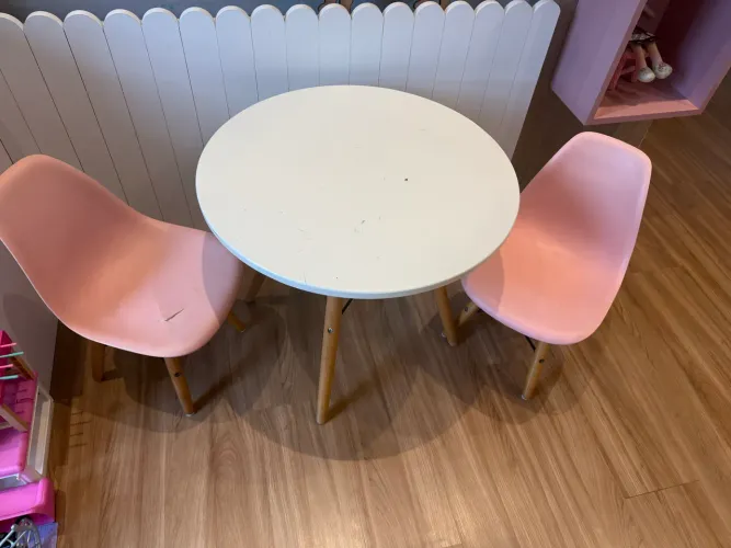Mesa e cadeira infantil eames 