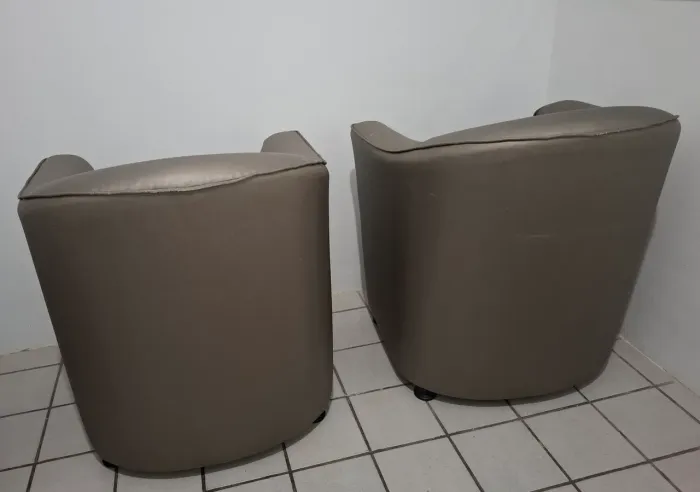 Duas poltronas e bom estado de conservação. Côr cinza escuro.