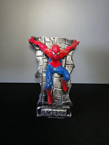 Boneco de resina homem aranha