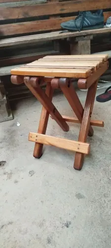 Vendo banqueta dobrável de madeira..