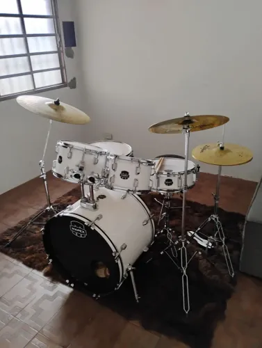 Bateria seminova tudo incluso e brindes