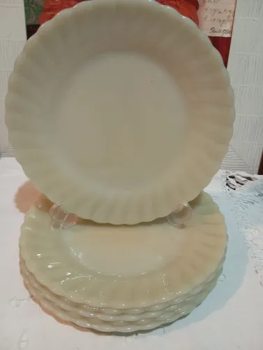 Vendo meia dúzia de pratos de refeição raso alpalinos leitoso da linha catavento colorex.