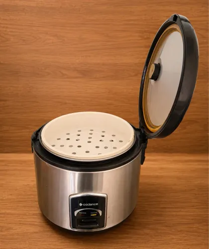 Panela elétrica de arroz Cadence funcionando perfeitamente