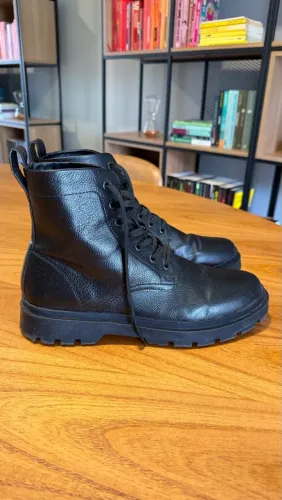 Bota em Couro Zara