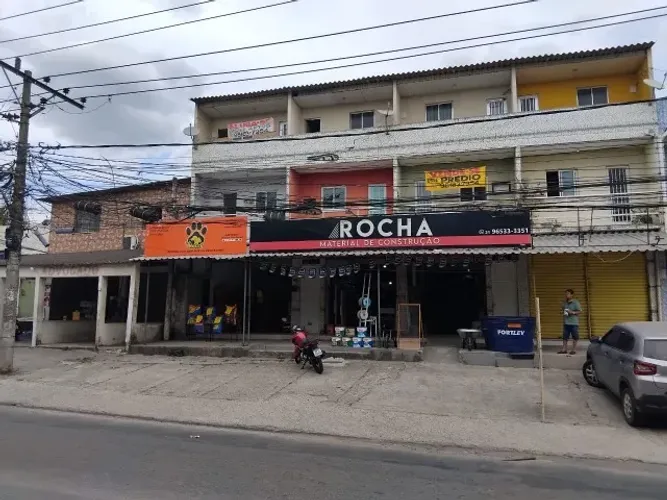 Predio com 03 lojas e 08 apartamentos
