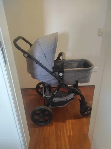 Carrinho Moisés com bebê conforto 