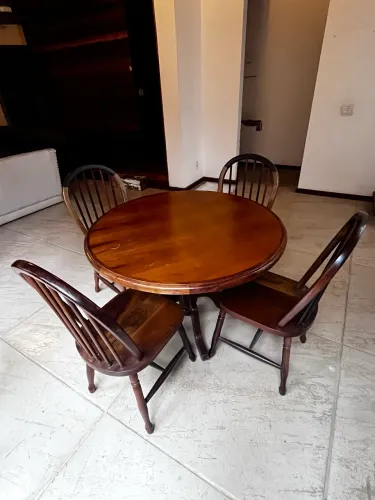 Mesa de jantar em madeira maciça