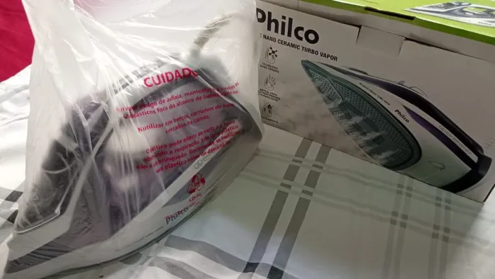 Ferro de passar novo nunca usado na caixa e plástico 220v