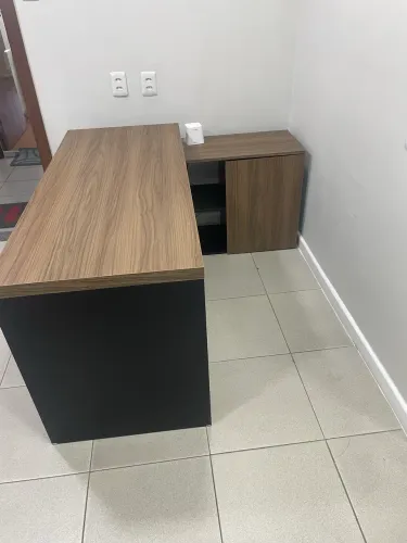 Mesa e cadeira de escritório 