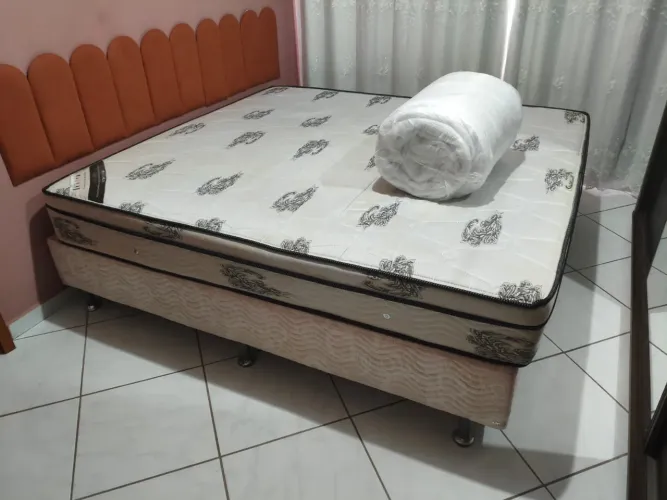 Vendo Cama Box King e colchão com molas ensacadas e forro impermeável Valor: R$ 1.400,00