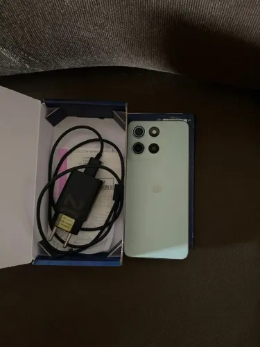 Celular moto g g15 128 não está quebrado nem trincado funcionando tudo carregador caixinha