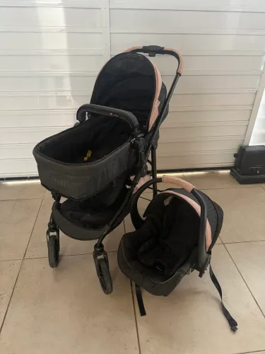 Carrinho de bebê com Bebê Conforto.
