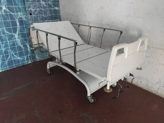 Cama hospitalar articulada.