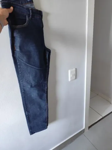 Calça jeans, cintura média ótimo caimento jeans escuro quatro bolsos