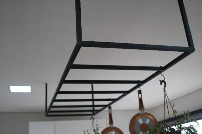 Estrutura metálica suspensa para teto