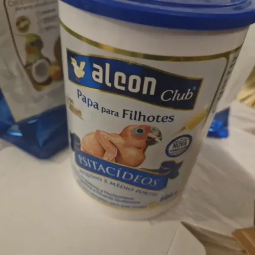Gaiolas e ração para agapornis ou calopsita