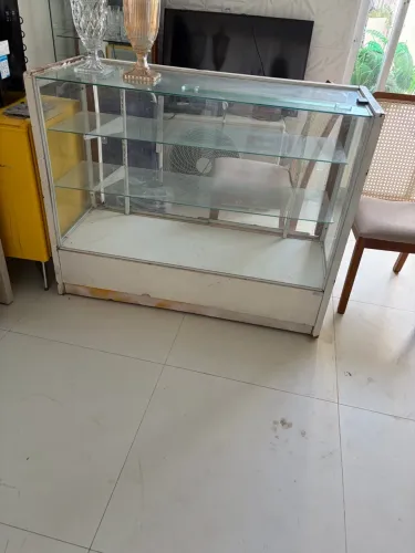 Balcão seco para loja vitrine de bolos