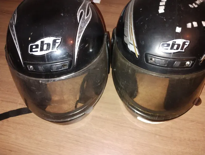 2 capacetes ebf e uma viseira