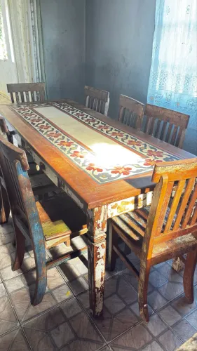 Mesa rústica com 8 cadeiras