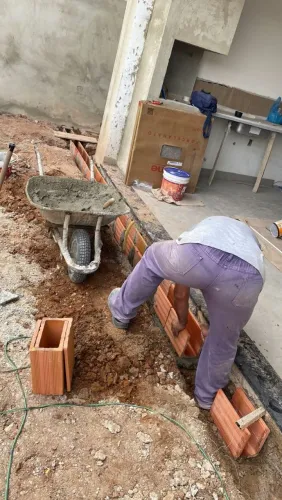 Sou serralheiro e pedreiro e faço reparos de pinturas de paredes e de portões