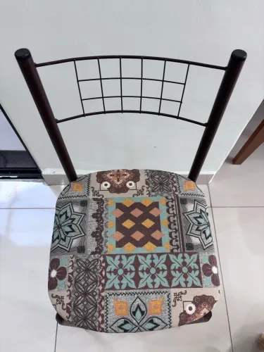 Mesa com 2 banquetas