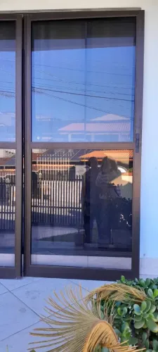 Porta de Varanda de Correr em Alumínio Marrom com Vidro Fumê