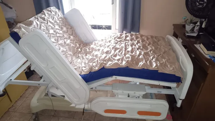 Vendo cama hospitalar 5 posições elétrica ótimo estado