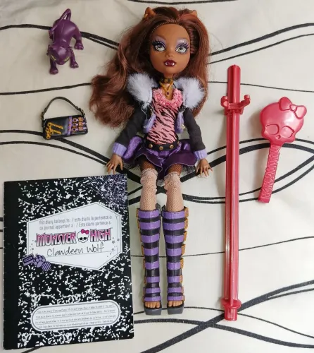 Boneca clawdeen Wolf básica completa (usada)