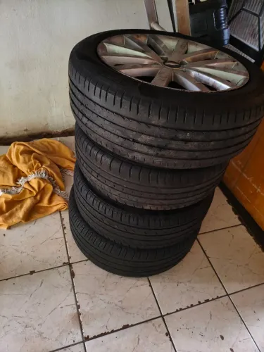 Vendo ou troco,rodas 17 ,sem soldas , com tres pneus