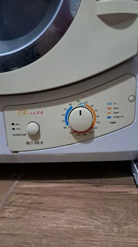 Desapego: máquina de secar 6kilos com 10 anos de uso. Ótimo estado,funcionando bem.